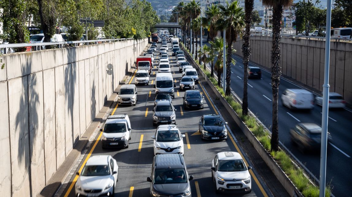 70% dos carros na região de Barcelona viajam com apenas uma pessoa