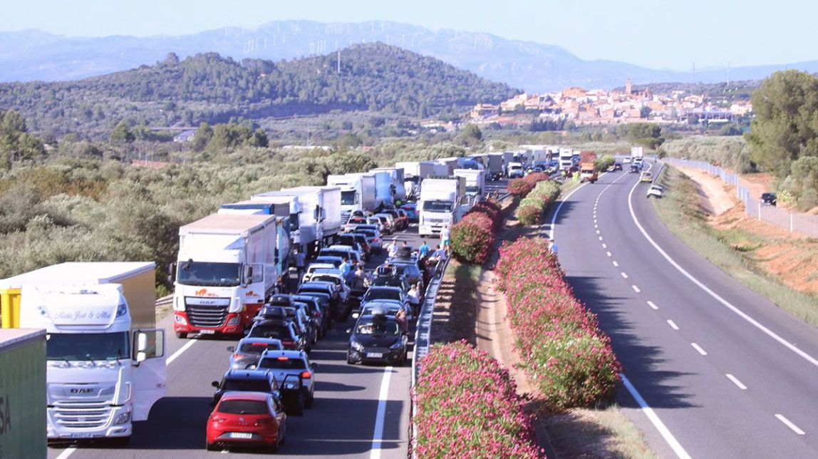 Acidente entre pelo menos seis carros deixa engarrafamento de 20 quilômetros na AP-7