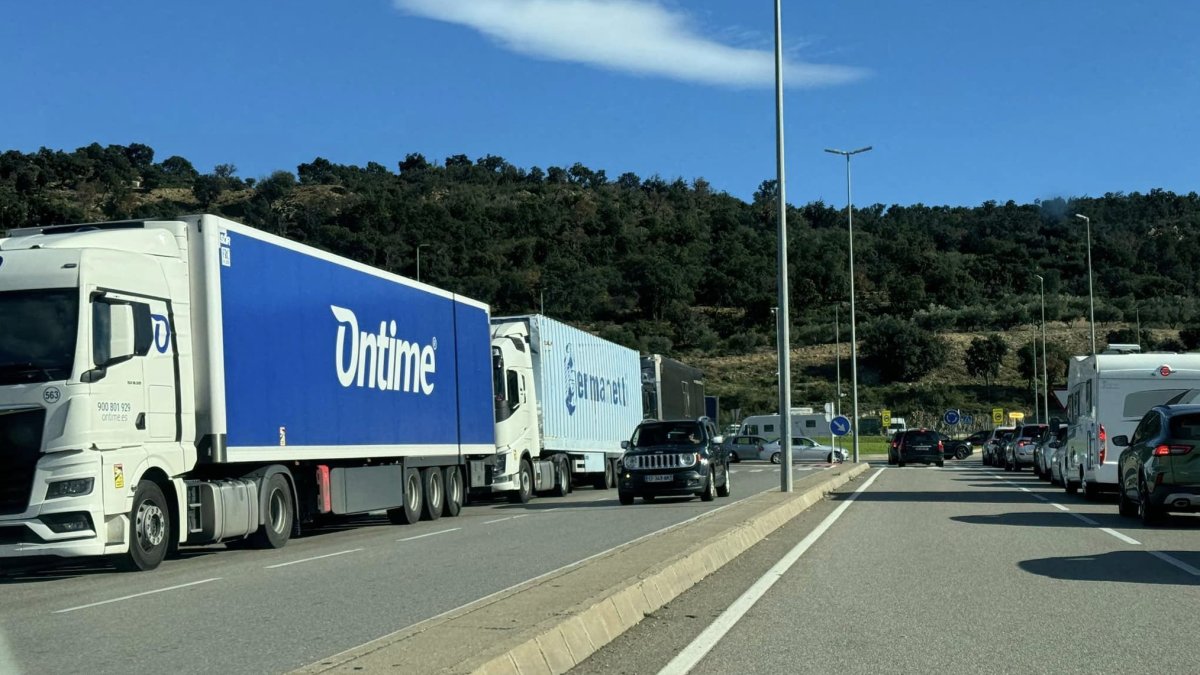 “Santornemhi”. A estrada Cantallops, ocupada por caminhões